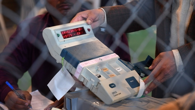 ای وی ایم مشینوں میں تکنیکی خرابی کی وجہ سے ووٹنگ میں تاخیر – Dailyaag.com:  Urdu daily newspaper, Lucknow, Uttar Pradesh, India