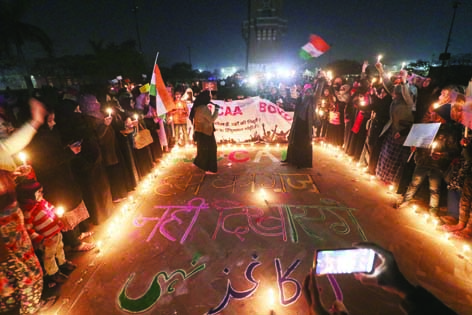 گھنٹہ گھر میدان پر خواتین نے احتجاجی رنگولی  بنا کر ایکتا کی مثال قائم کی