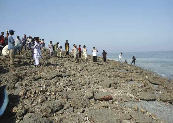 زلزلے کا اثر : 357 اموات ، سمندر سے نکلا ٹاپو اگل رہا میتھین