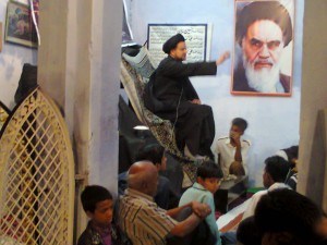 لکھنو کے امام باڑے سرکار حسینی میں مولانا سید رضا حسین مجلس پرھتے ہوئے
