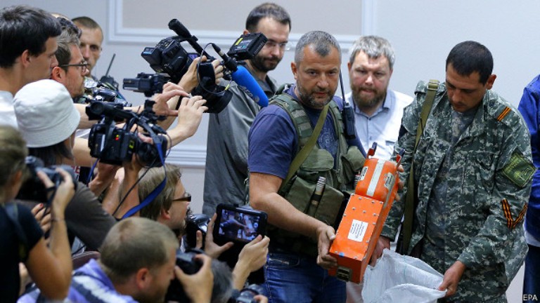 140721233655_mh17_ukraine_black_boxes_handover_624x351_epa