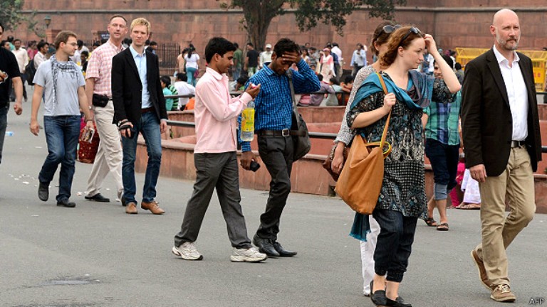 140206053227_foreign_tourist_in_india_delhi_624x351_afp