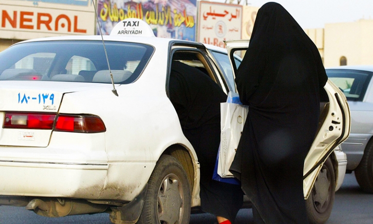 سعودی عرب، مکمل حجاب میں گانا گاتی خاتون تنقید کی زد میں