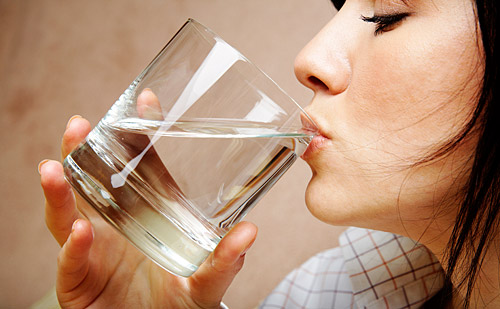 نئی تحقیق نے دن میں 8 گلاس پانی پینے کی نفی کردی
