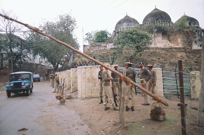 کھانے کو کھانا نہیں پینے کو پانی نہیں اور رہنے کیلئے سایہ نہیں۔چنئی کے سیلاب سے متاثرہ افراد کا بُرا حال