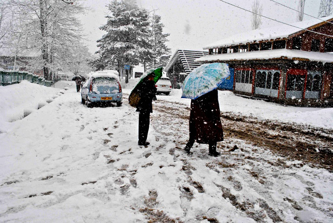 کشمیر میں سردی کی شدت برقرار، گلمرگ میں درجہ حرارت منفی 8 ڈگری