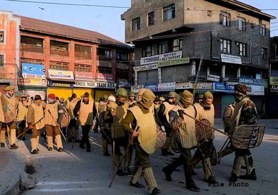 کشمیر میں انٹرنیٹ کے بعد موبائیل فون سروس بھی معطل، ریل خدمات بدستور ٹھپ