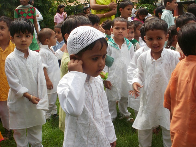 ملک میں شیعہ فرقہ نے آج عید مانئی،سنی مسلمان کل نماز ادا کریں گے