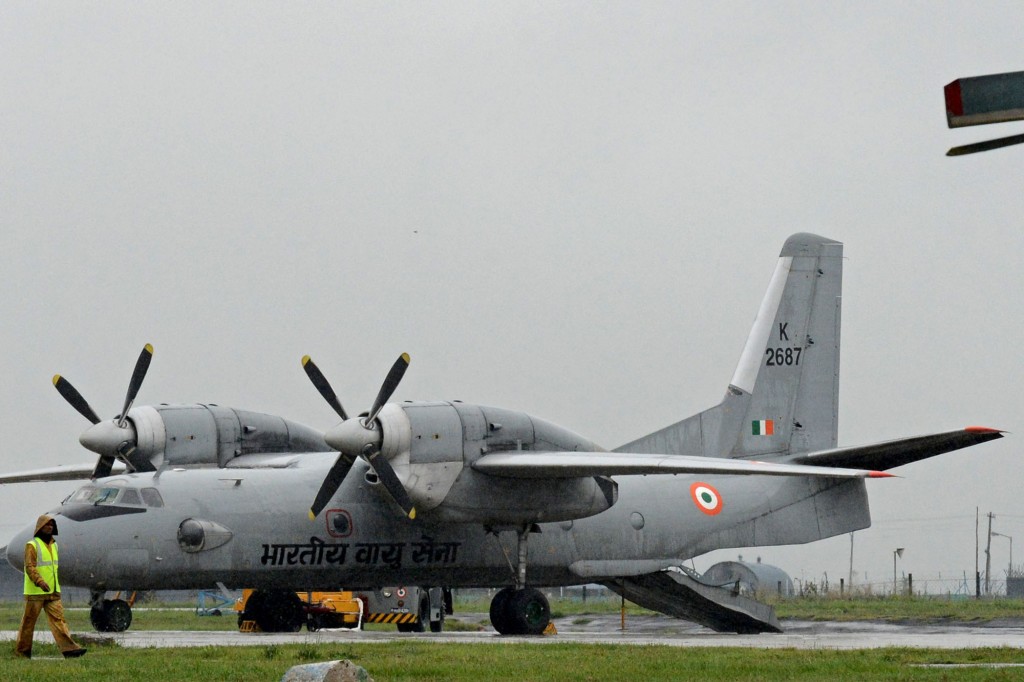 منوہر پاریکر نے ہندوستانی فضائیہ کے لاپتہ طیارہAN-32کی تلاش اور بچاو کاموں کا فضائی معائنہ کیا