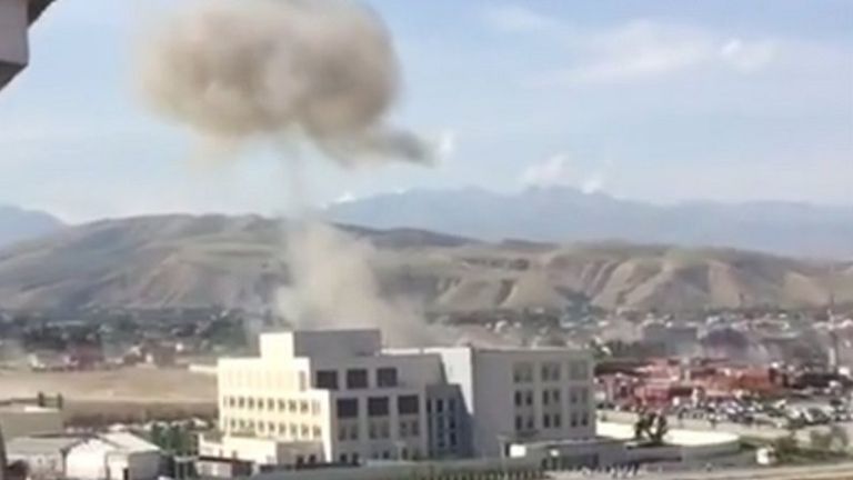 کرغزستان میں چین-امریکی ایمبیسی کے پاس دھماکے، کئی کے مارے جانے کا خدشہ