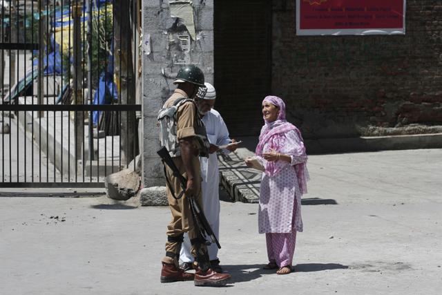 کشمیر کے مختلف حصوں میں کرفیو جیسی پابندیاں نافذ، تاریخی جامع مسجد میں نویں جمعہ کو بھی نماز ادا نہ ہوسکی