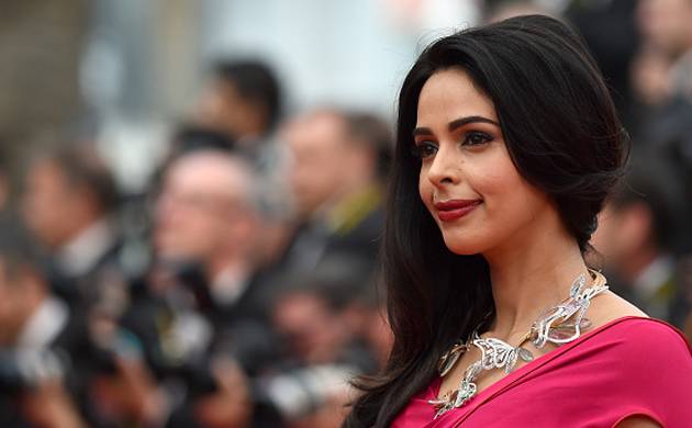 918757136-mallikasherawat_6