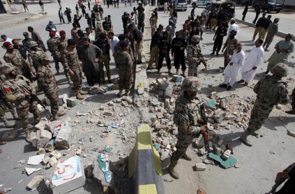 Security officials gather at the site of a bomb explosion in Quetta, Pakistan, August 11, 2016. REUTERS/Naseer Ahmed