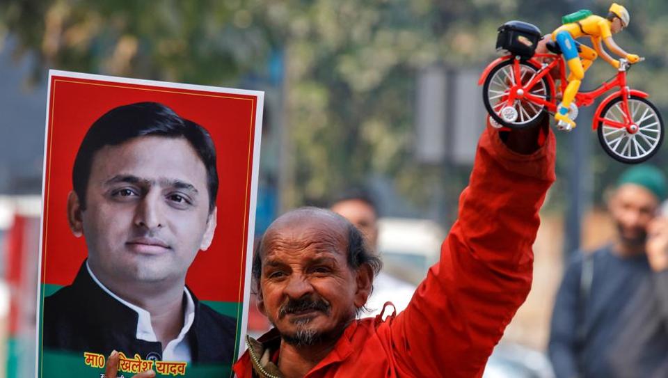 northern-samajwadi-representing-headquarters-akhilesh-minister-bicycle_deec6102-df0e-11e6-8bc2-389d9c78b3df