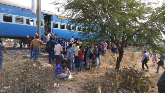 بھوپال-اجین مسافر ٹرین میں دہشت گردوں نےآئی ای ڈی سے کئے دھماکے: نو زخمی،تین گرفتار