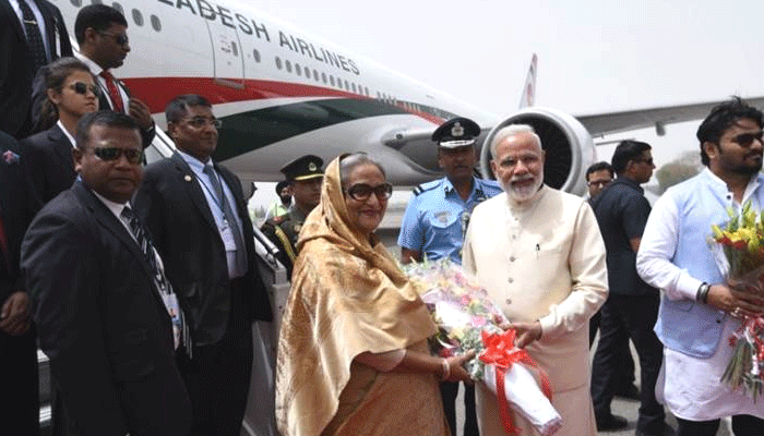 بنگلہ دیش کی وزیر اعظم شیخ حسینہ پہنچیں دہلی، پی ایم مودی نے استقبال کے لیا توڑا پروٹوکول