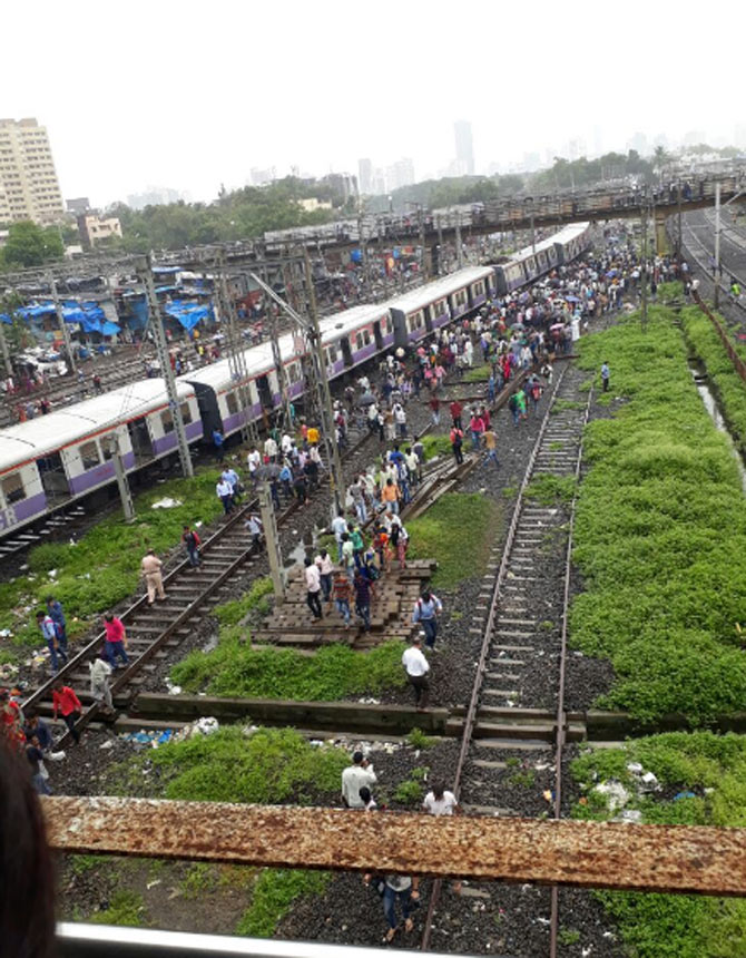 ممبئی: لوکل ٹرین کے 4 کوچ پٹری سے اتر گئے، پانچ افراد زخمی