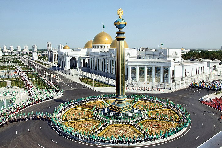 ترکمانستان کے صدر کو سیاہ پسند نہیں، شہر میں صرف سفید گاڑیاں چلیں گی