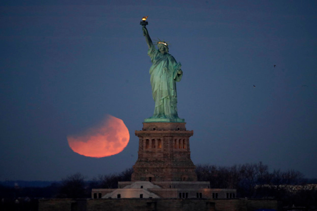 نیویارک میں چاند گرہن کا نظارہ 
