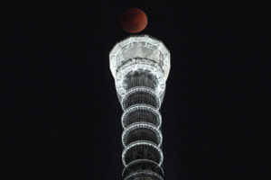 ٹوکیو میں چاند گرہن کا نظارہ