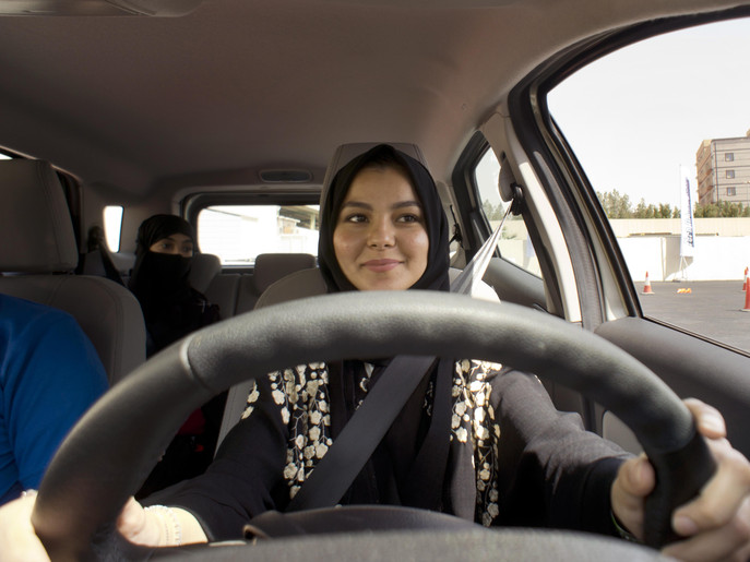 سعودی عرب میں خواتین نے ڈرائیونگ سیٹ پر بیٹھنا شروع کردیا