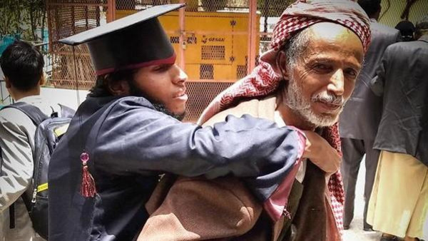 یمن ؛ معذور اور نابینا بیٹے کی گریجوایشن پر بوڑھے باپ کے چہرے پر طمانیت اور مسرت