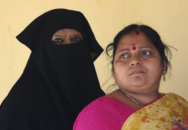کرناٹک اسمبلی انتخابات : برقع پہن کر آئی تو نہیں ملی ووٹ ڈالنے کی اجازت ، رو پڑی خاتون