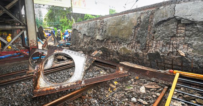 ممبئی پل حادثہ: پانچ افراد زخمی، دو کی حالت نازک، ویسٹرن ریلوے کی لوکل خدمات ٹھپ