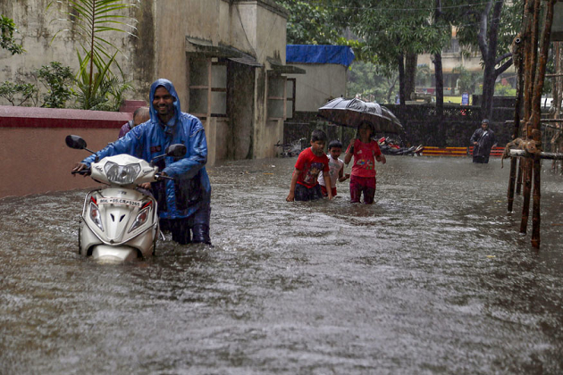 ممبئی میں بارش: محکمہ موسمیات کی لوگوں کو گھر میں رہنے کی صلاح، اسکولوں کی چھٹی