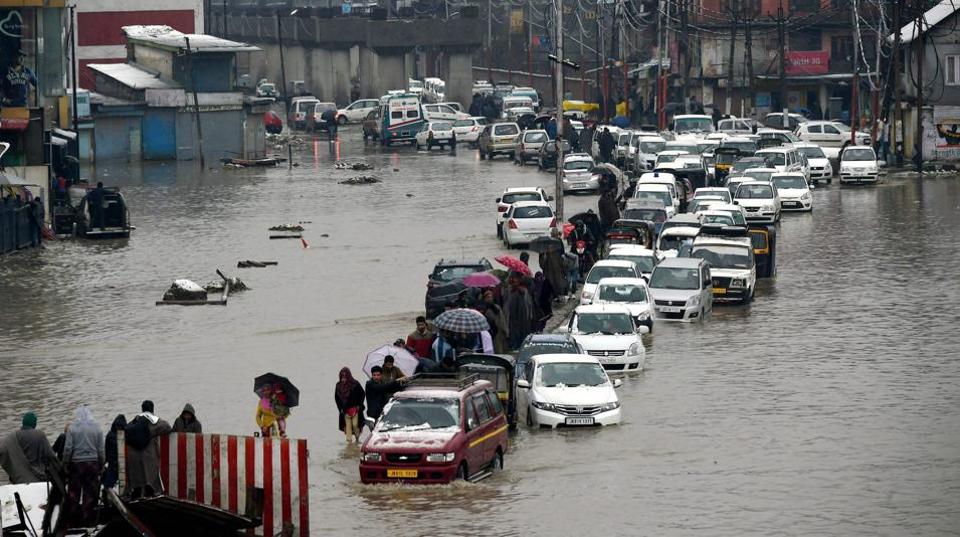 کشمیر میں موسلادھار بارشوں سے نظام زندگی بری طرح متاثر