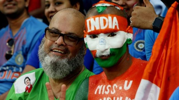 भारत-पाक मैच के दौरान पाकिस्तानी व्यक्ति ने गाया भारतीय राष्ट्रगान