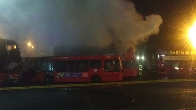 جنوبی لندن کے ایک بس اسٹاپ پر دھماکے ہونے اور آگ