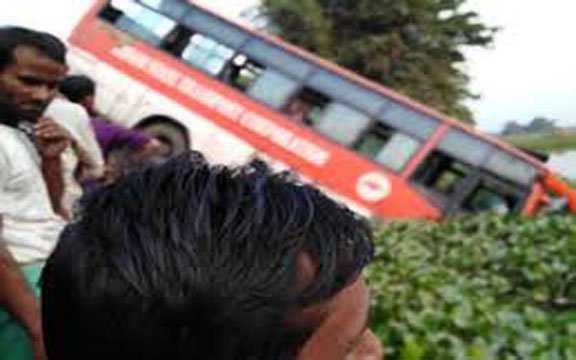 آگرہ میں خوفناک سڑک حادثہ، بس میں سوار 29افراد کی موت