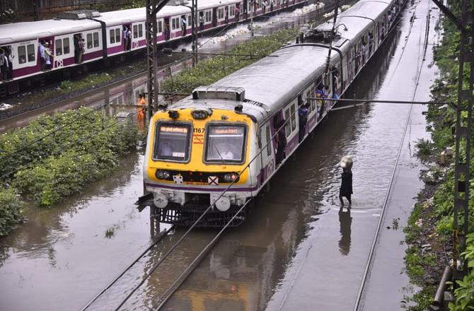 ممبئی میں پھرقیامت خیز بارش، کئی علاقے زیرِ آب، ریل اور ہوائی سفر متاثر