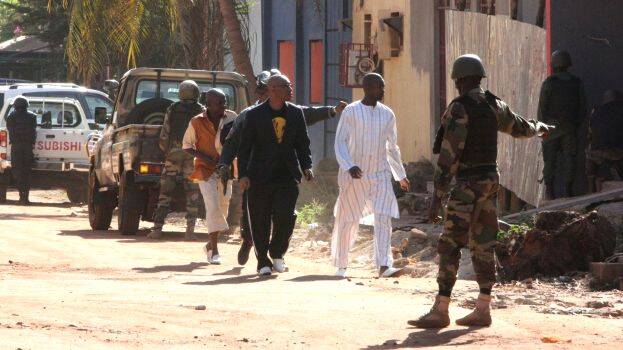 بڑا دہشت گردانہ حملہ: مالی میں فوج کے ٹھکانوں پر حملے میں 53 فوجیوں کی موت