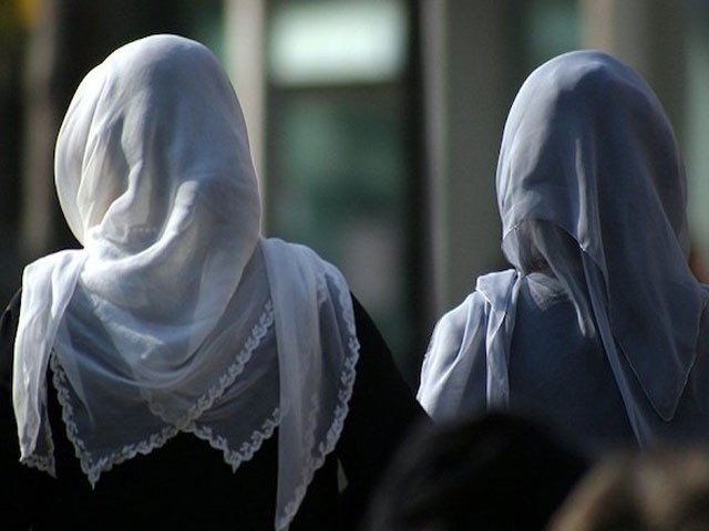برطانیہ میں اسکول کی باحجاب مسلم طالبہ پر تشدد، ویڈیو وائرل