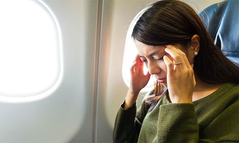 طیارے میں سفر کے دوران کان بند کیوں ہوجاتے ہیں؟