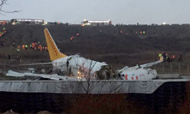 ترکی: مسافر طیارہ رن وے سے پھسل کر 3 ٹکڑے ہوگیا، درجنوں افراد زخمی