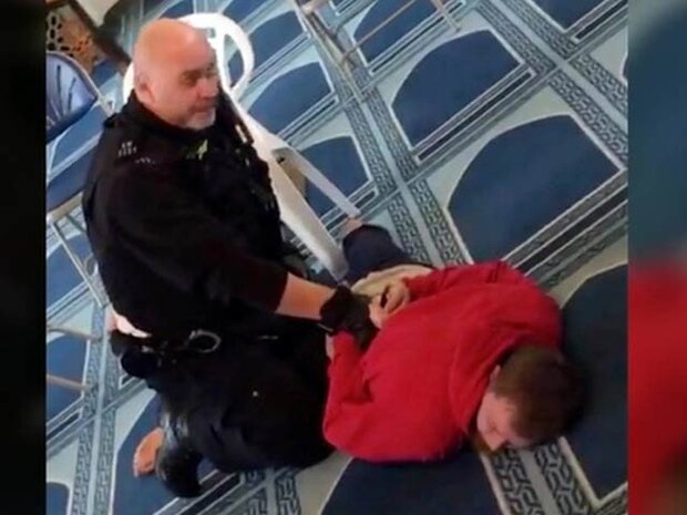 لندن میں ایک مسجد میں موذن پر چاقو سے کیا حملہ