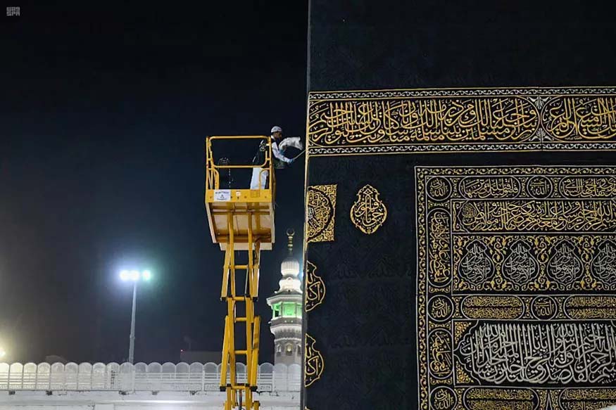رمضان المبارک 2020: تراویح سے پہلے مسجد الحرام سمیت خانہ کعبہ کو کیا گیا سینٹایز