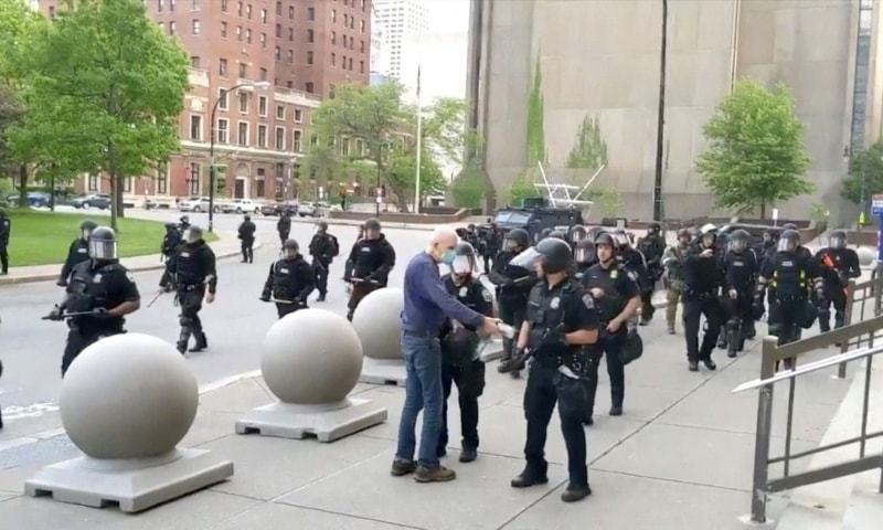 امریکا: پولیس کی مظاہرین پر تشدد کی ویڈیو وائرل، 2 افسران معطل