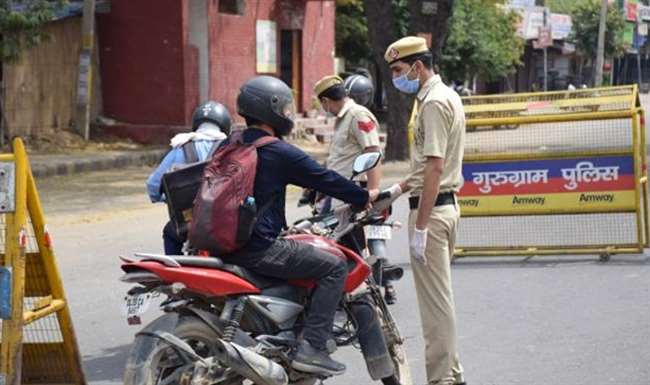 امریکیوں نے کولمبس کے مجسمے کو آگ لگا کر پانی میں ڈبو دیا