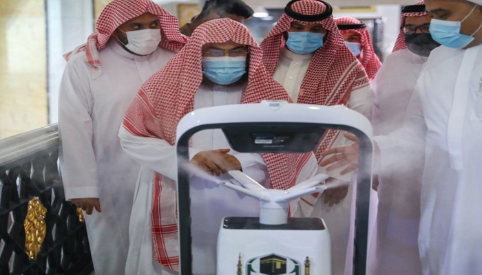 مسجد الحرام :سینیٹائزنگ کیلئے اسمارٹ روبوٹ متعارف