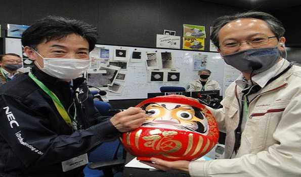 جاپان کے ہایا بوسا 2 کیسپول کی اسیٹرائیڈز کے نمونوں کے ساتھ زمین پر لینڈنگ