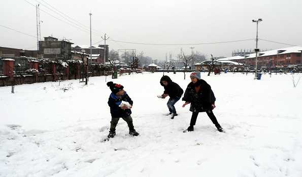 کشمیر میں برف باری کا سلسلہ جاری، معمولات در برہم