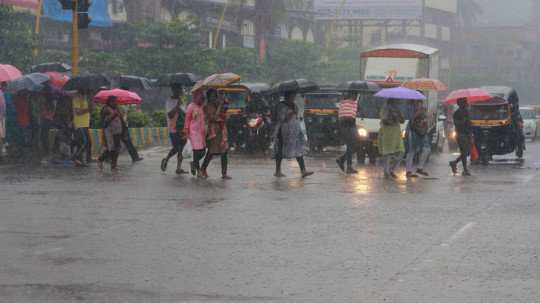 ممبئی میں گھن گرج چمک سے مانسون پہلی کی طوفانی بارش سے عام زندگی مفلوج
