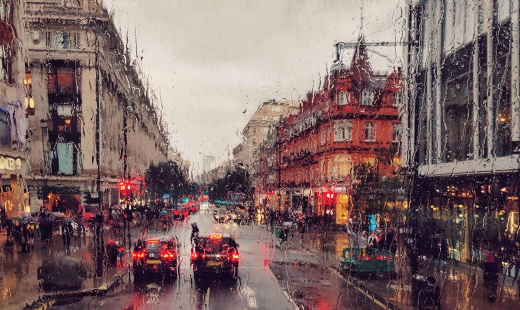 گھنٹے بھر میں ایک ماہ کی بارش‘ لندن ڈوب گیا
