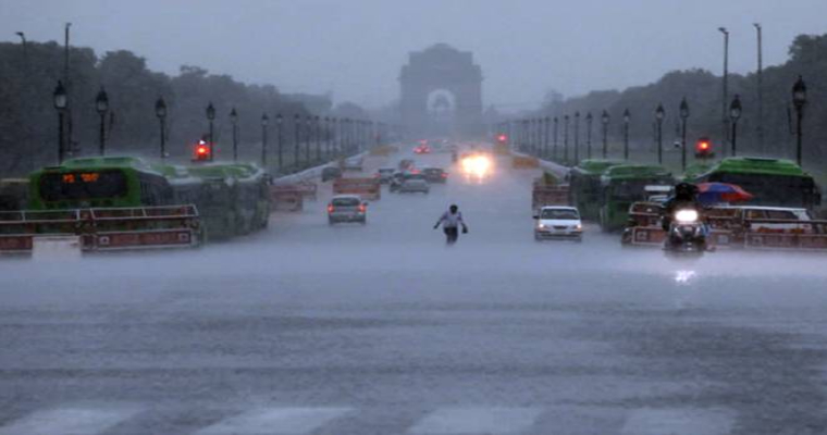 دہلی میں ہلکی بارش، ہواکا معیار’انتہائی خراب‘ زمرے میں