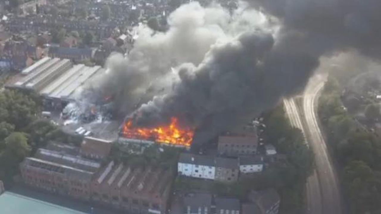 انگلینڈ کے مغربی شہر کڈڈرمنسٹر میں زبردست آتشزدگی