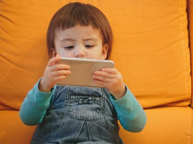 بچوں میں اسکرین تکنے کی عادت دور کی نظر کمزور کرسکتی ہے